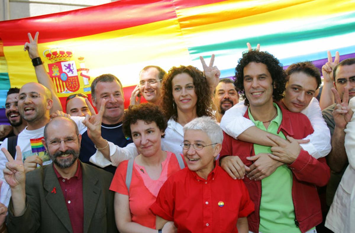 El colectivo homosexual celebró con una marcha, en Madrid, en junio del 2005, la aprobación de la ley que permite las bodas entre personas del mismo sexo.