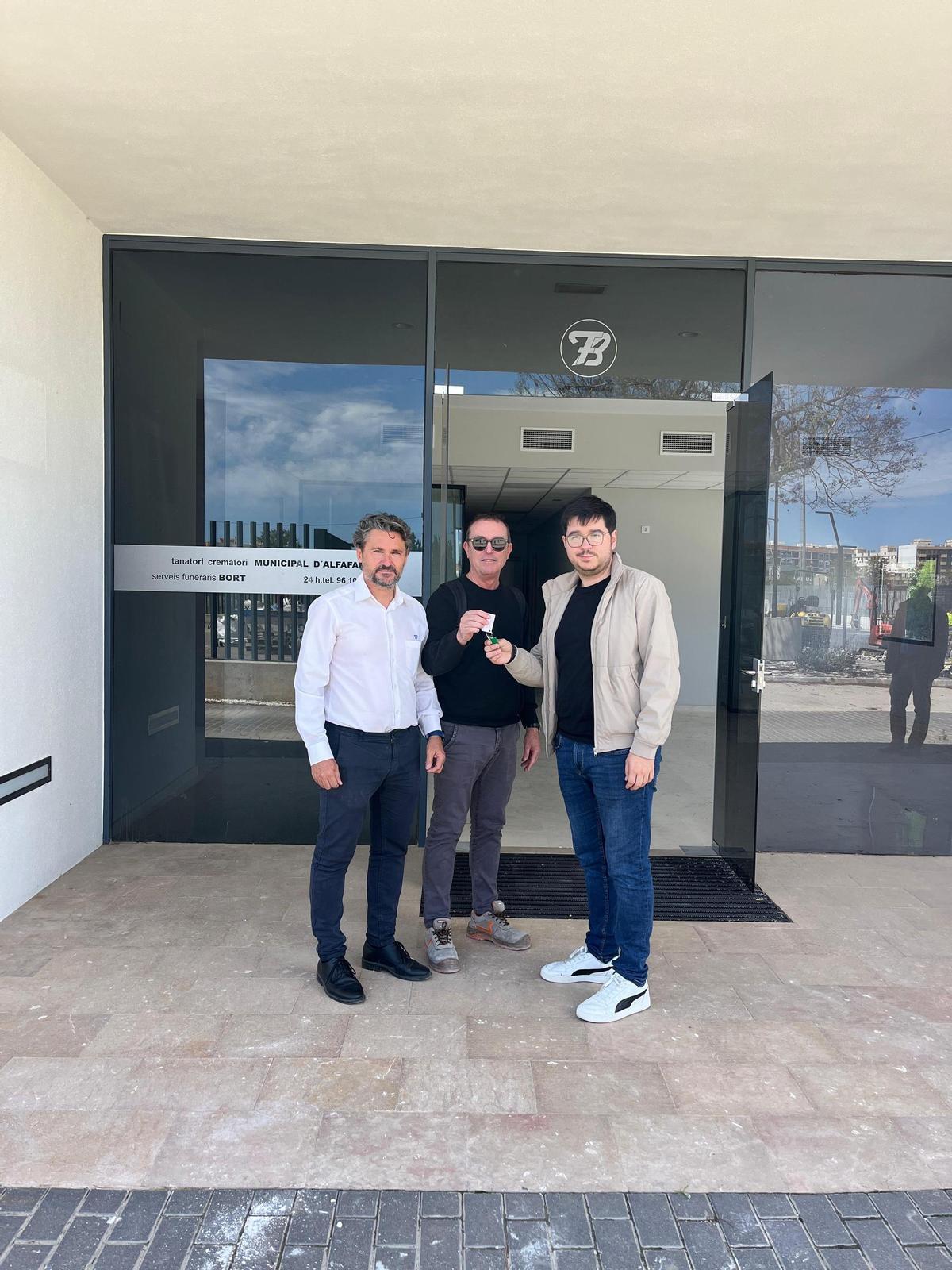 Alfafar firma el fin de obra de la reconstrucción del tanatorio municipal.