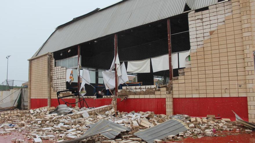 Un tornado destroza en Dénia el pabellón de deportes y un restaurante y arranca decenas de árboles