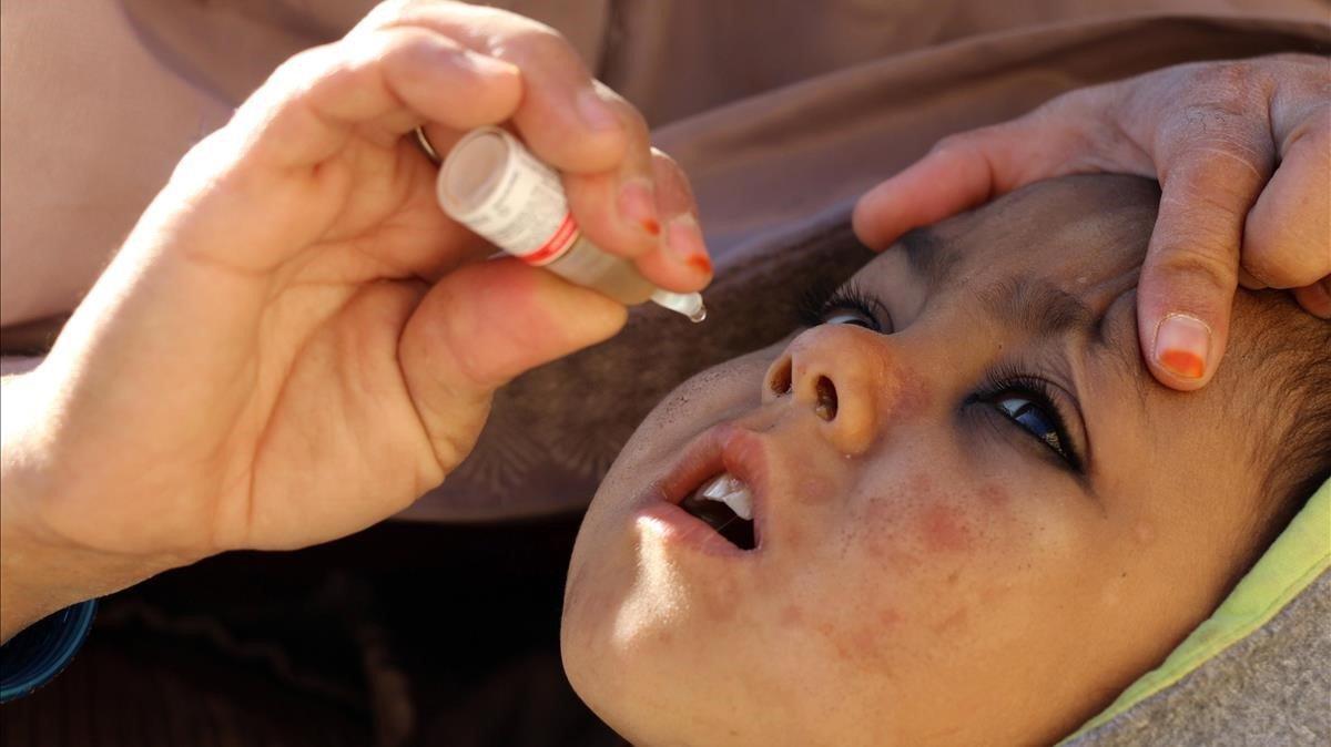 Trabajadores sanitarios administran la vacuna de la polio a niños en Kandahar, Afganistán.