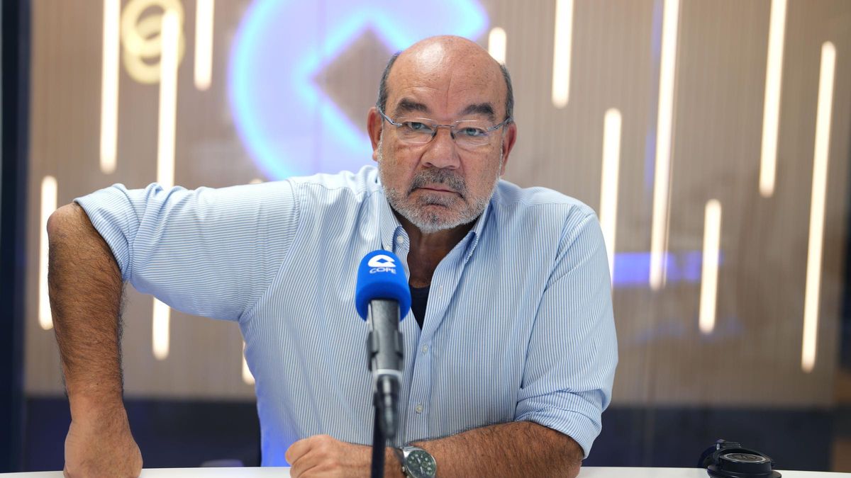 Ángel Expósito, director y presentador de La Linterna, en uno de los estudios de la Cope en Madrid.