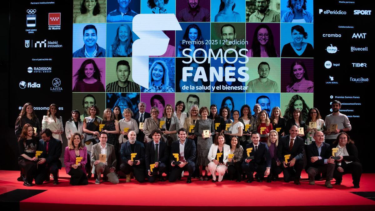 Foto de familia de los galardonados en la II edición de los Premios Somos Fanes.
