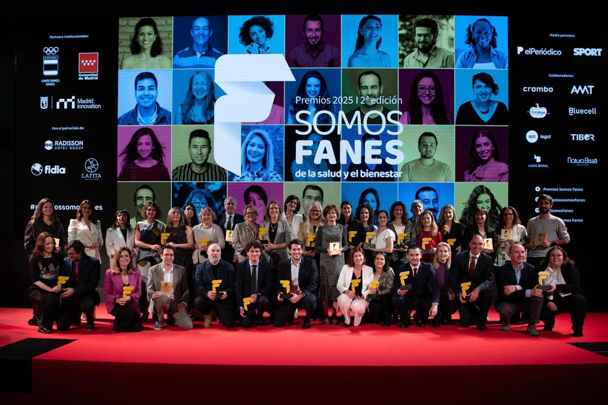 Foto de familia de los galardonados en la II edición de los Premios Somos Fanes.