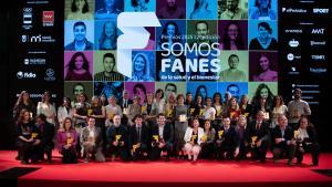 Foto de familia de los galardonados en la II edición de los Premios Somos Fanes.