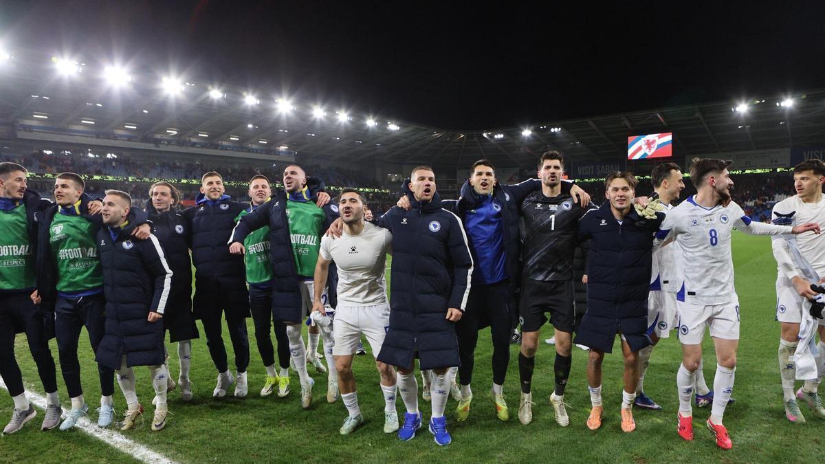 Bazdar, el segundo por la izquierda, celebra con sus compañeros la victoria ante Gales.
