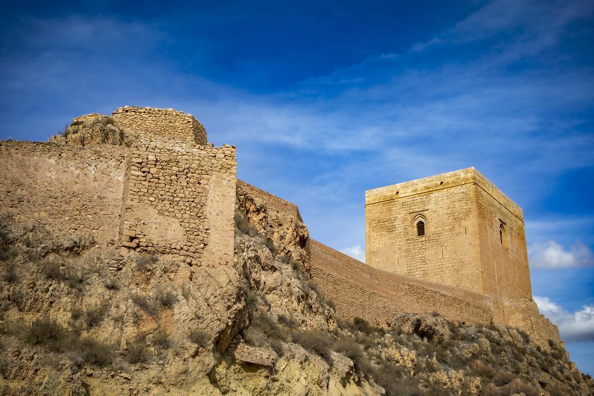 Vista de la imponente torre Alfonsina del castillo medieval de Lorca