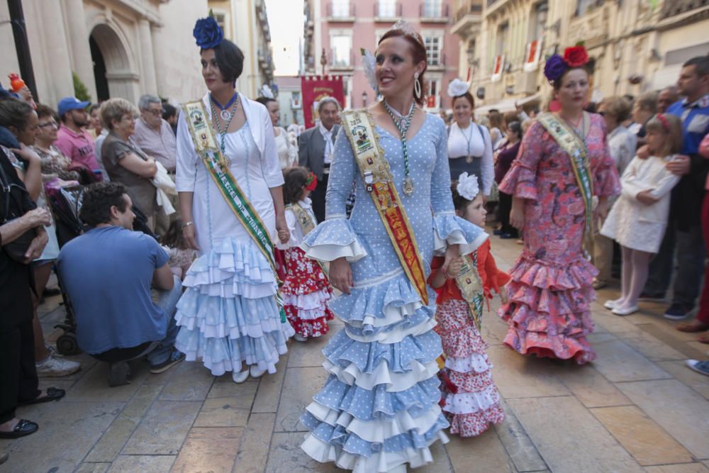 Los altares y cánticos impregnan de fiesta religiosa el casco antiguo de Alicante durante la procesión