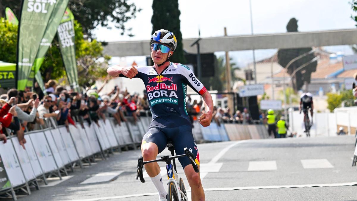 Van Gils se impone en la meta de Nerja en la primera etapa de la Vuelta a Andalucía 2025.