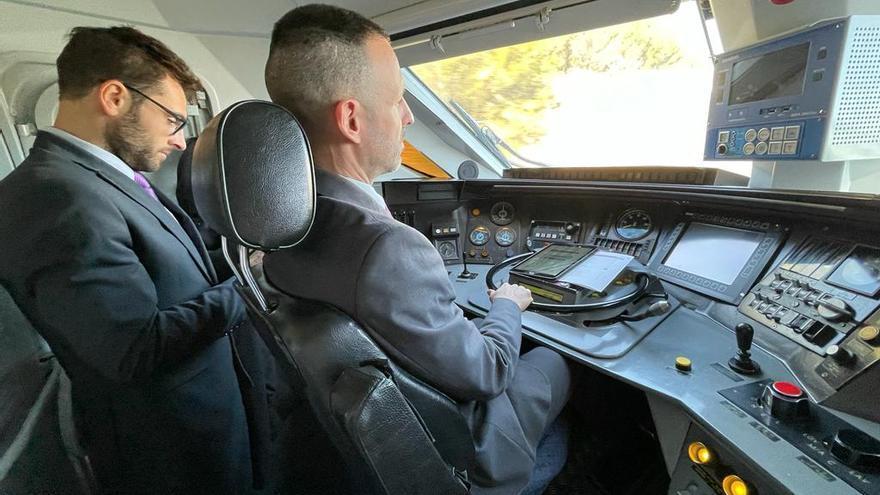 Dos maquinistas de Renfe realizan pruebas en un tren de alta velocidad.