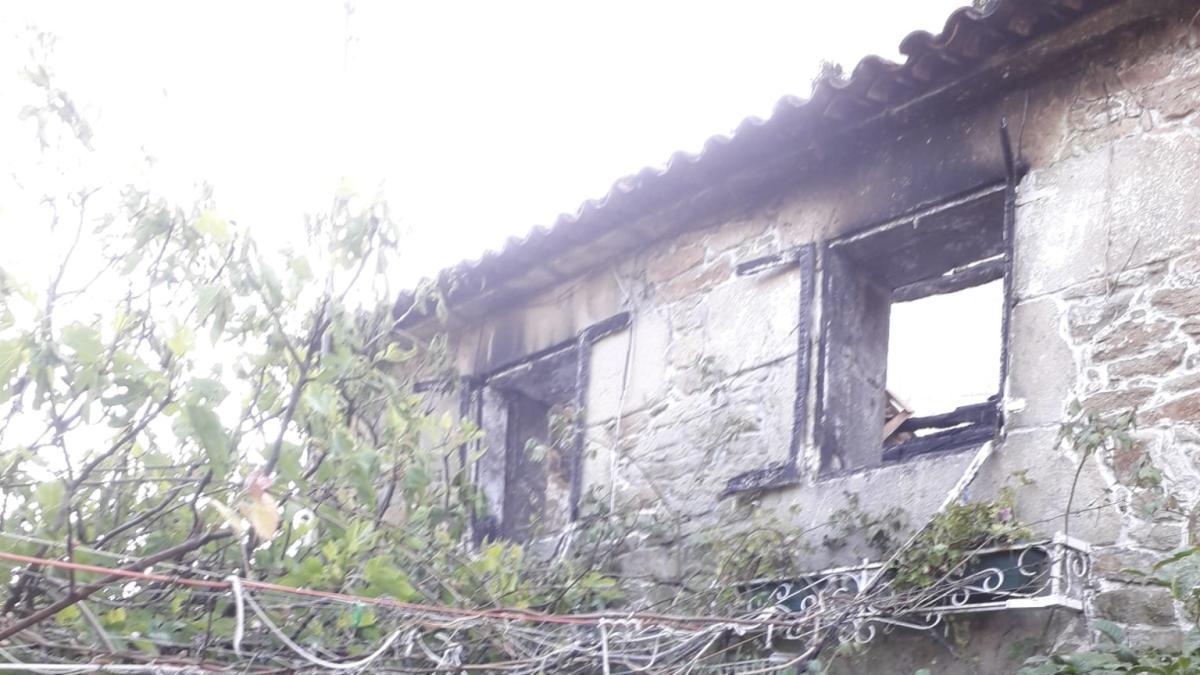 Un bombero tras la extinción del fuego en la casa de Vilaboa.