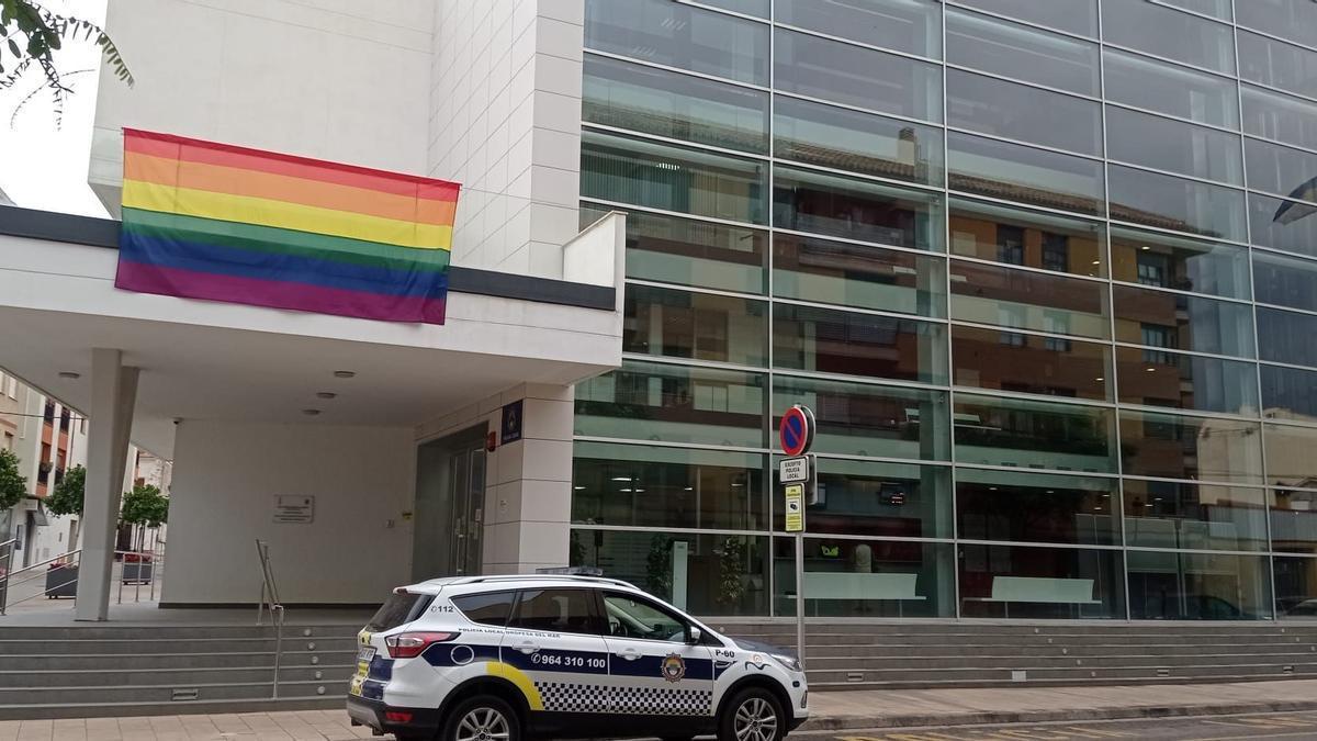 Imagen de hace un año, en el 2022, con la bandera LGTBI ondeando en la fachada del Ayuntamiento de Orpesa.