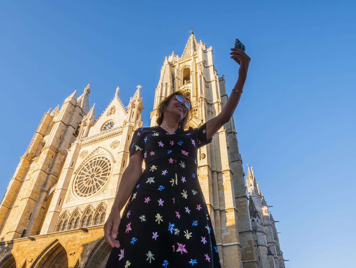 Turista en la catedral leonesa