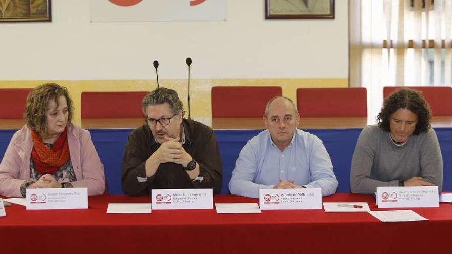 Anabel Fernández, Mateo Luces, Alberto del Valle y Jesús Prieto, ayer, en la sede de UGT del Nalón.