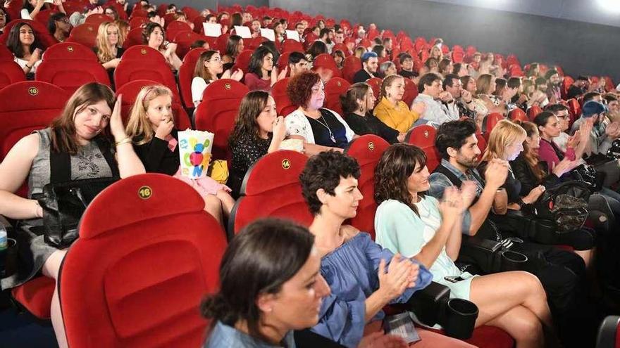 Público asiste al preestreno de un cortometraje en los cines de Los Cantones Village.