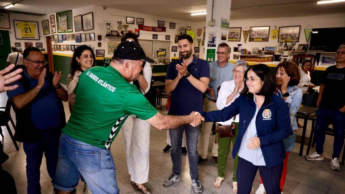 La alcaldesa, Carolina Darias, homenajea a Gonzalo Moreno Saavedra, fundador del Club de Fútbol Barrio Atlántico.