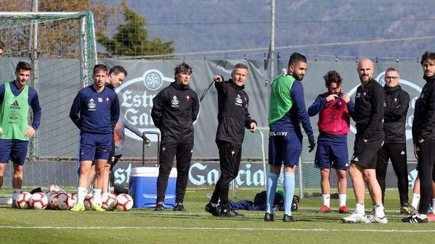 Fran Escribá, en el centro de la imagen, da indicaciones a sus jugadores durante el entrenamiento matinal de ayer en A Madroa.  // Marta G. Brea