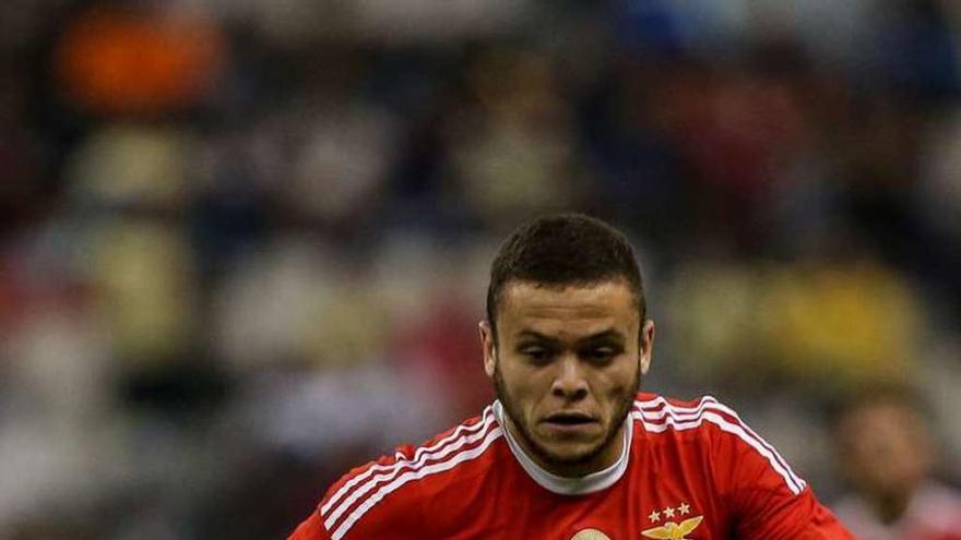 Jonathan Rodríguez, en un partido con el Benfica.