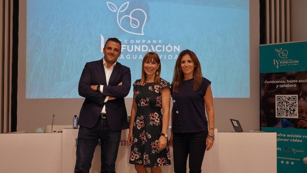 Curro Rodríguez, Ruth Sarabia y Ana Ramón, en la presentación de la Fundación Ly Company Agua y Vida