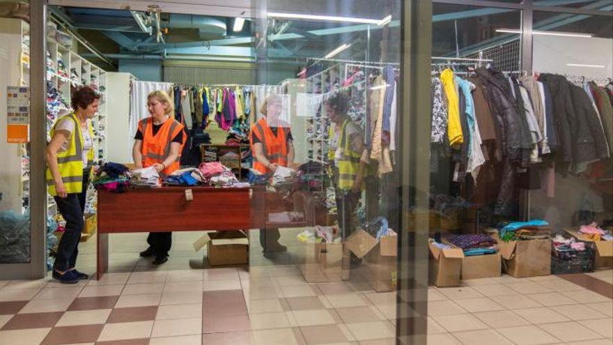 Voluntarias clasifican la ropa donada para los refugiados ucranianos que llega a Full Market. | // MARCOS RODRÍGUEZ