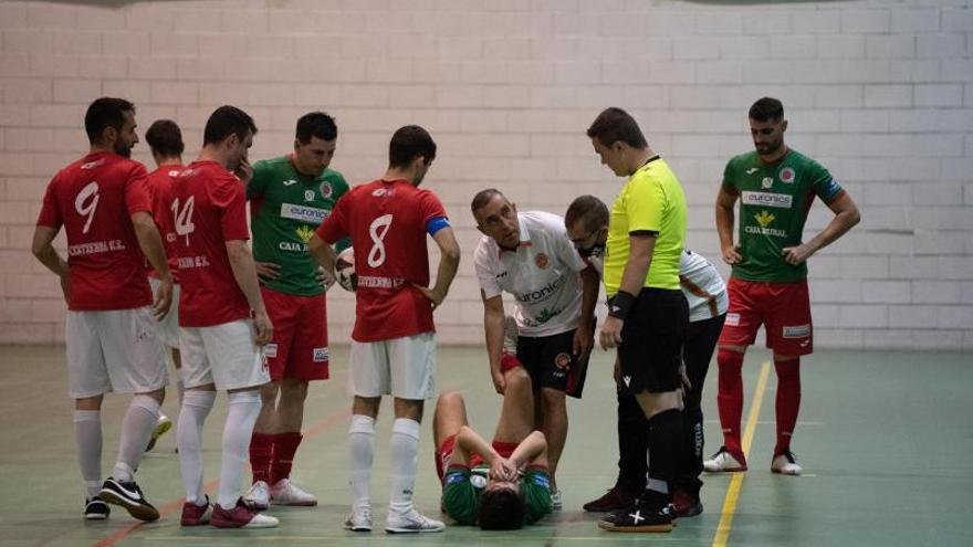 El entrenador se interesa por Mouce lesionado, ayer. | J. L. F.