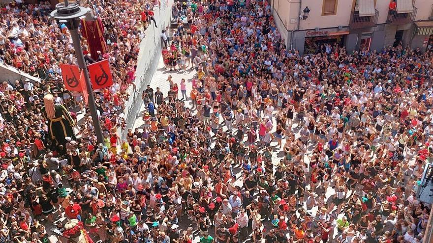 Moment de la sortida del tabal i els gegants