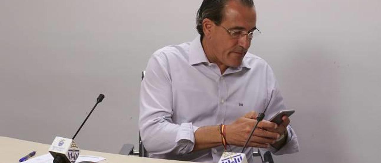 Arturo Torró consulta su móvil en una rueda de prensa cuando era alcalde de la ciudad.