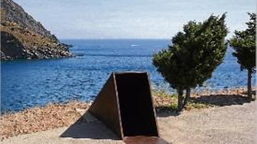 El memorial &quot;Passatges&quot;, un símbol de Portbou ran de mar.