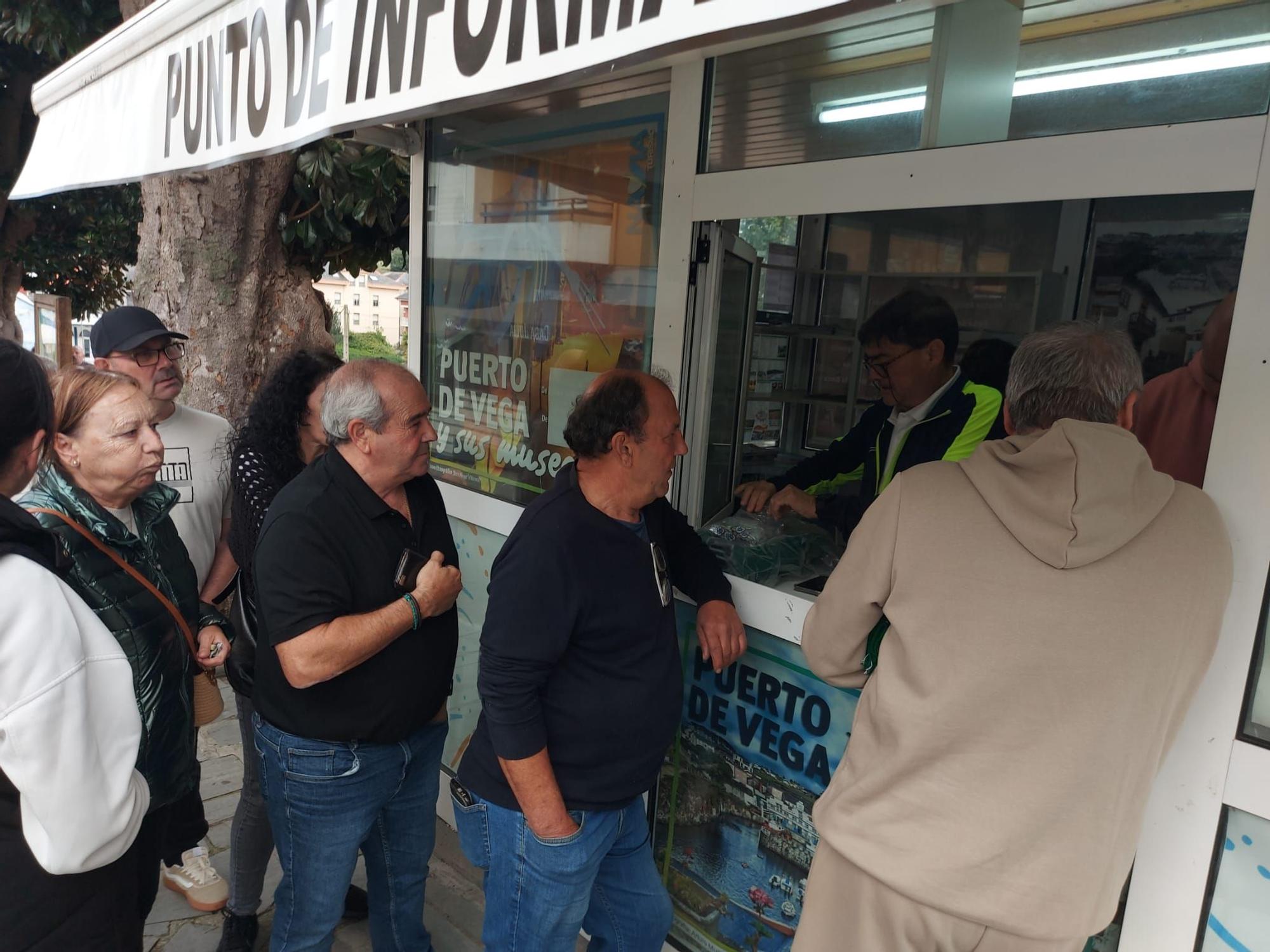 En imágenes: Colas en Puerto de Vega para conseguir una entrada para el partido de la Copa del Rey