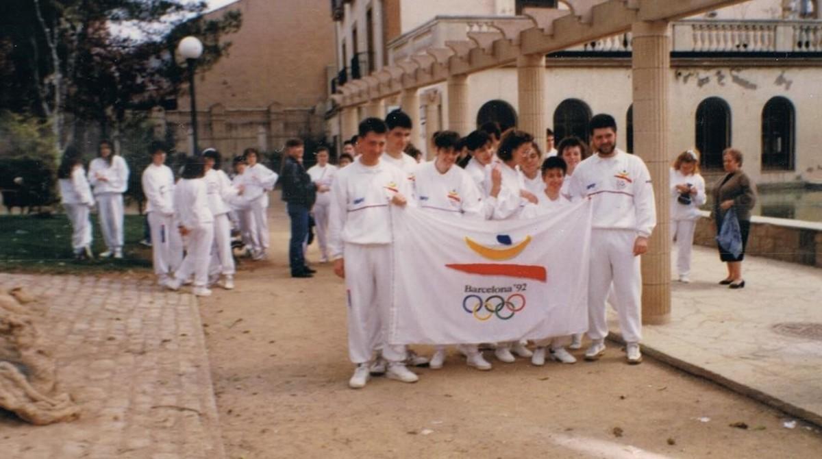 José A. Carrasco, primero por la izquierda, con compañeros voluntarios en el Poble Espanyol, en el 92.