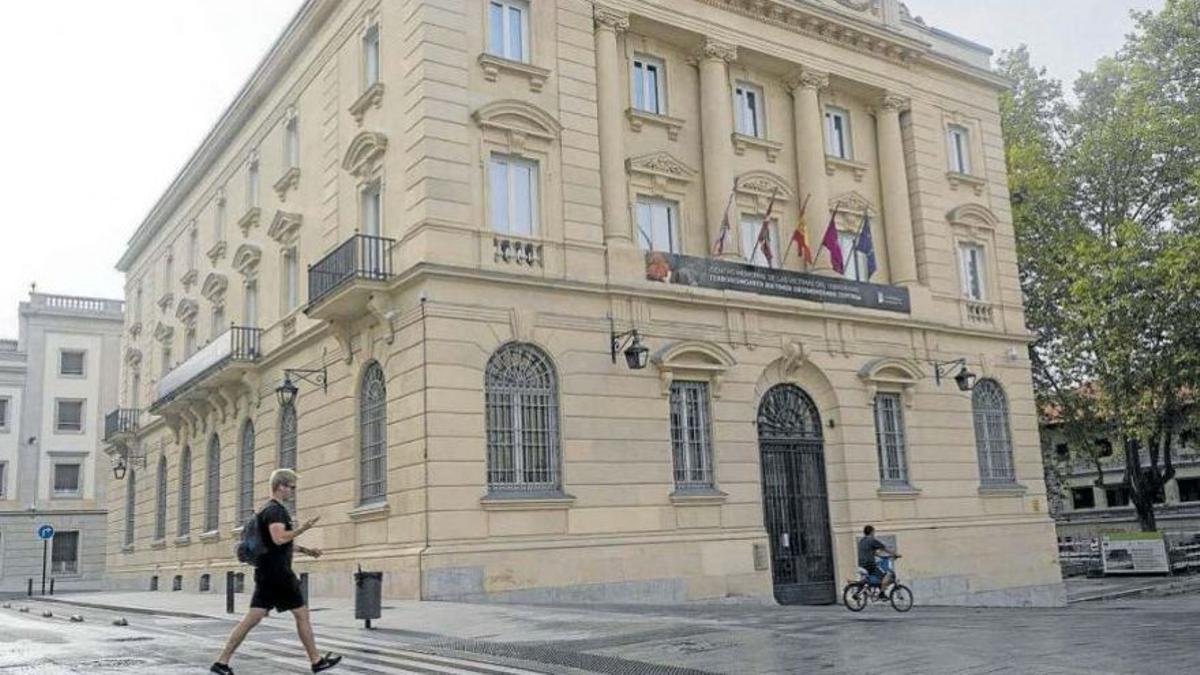 Un joven pasa frente a la sede del Centro Memorial de las Víctimas del Terrorismo, ubicada en Gasteiz.