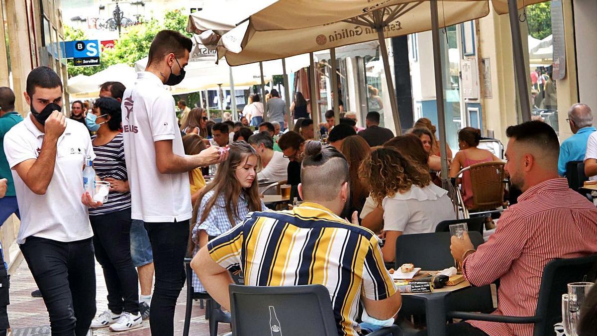 Ambiente festivo, este viernes en las terrazas de la calle de la Plata, con la vuelta a la normalidad.