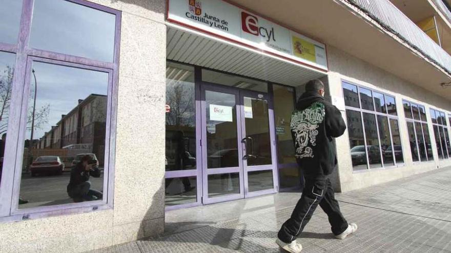 Un joven pasa frente a las oficinas del ECYL en Zamora.