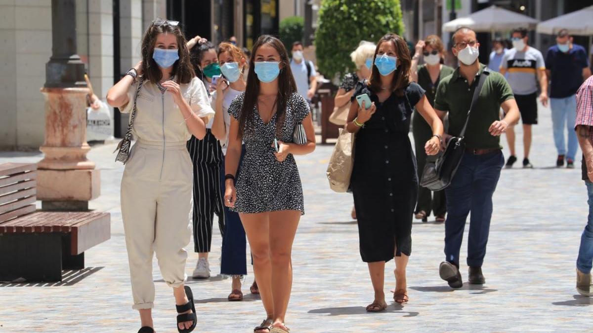 Personas con mascarilla por una calle de Cartagena.