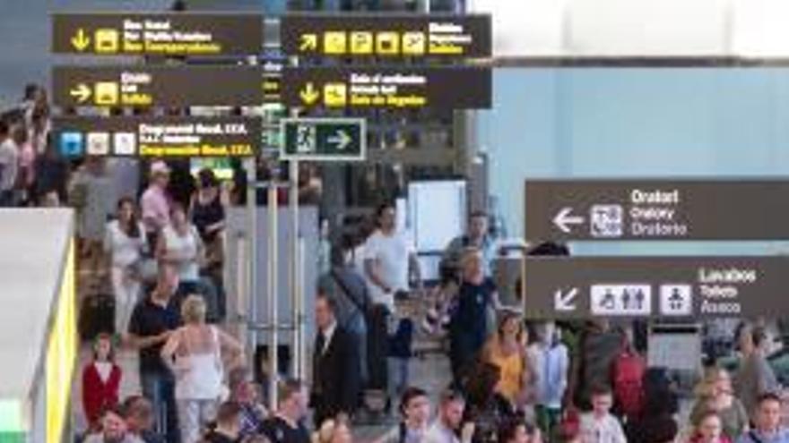 Pasajeros en el área de llegadas del aeropuerto provincial.