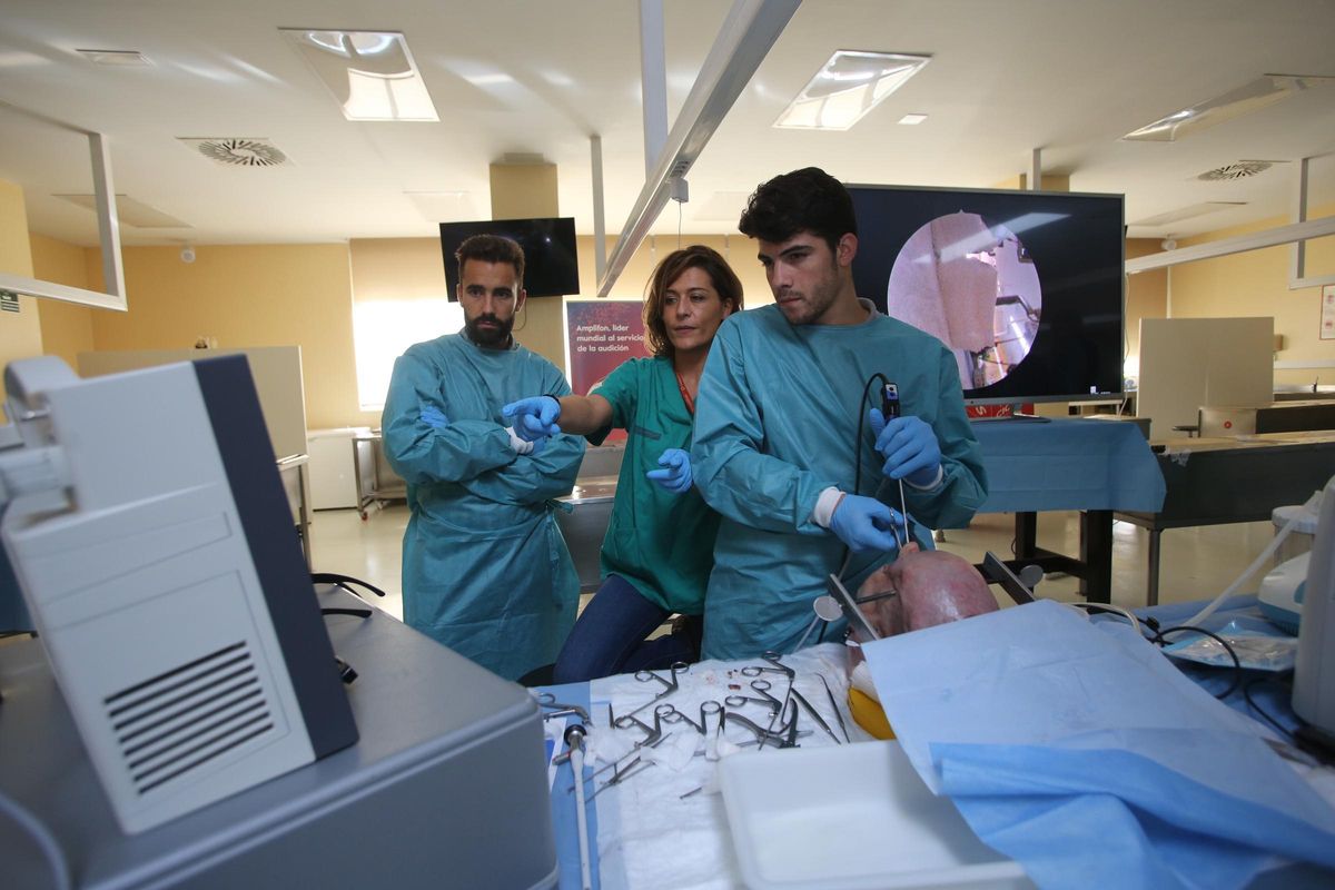 Estudiantes de Medicina, durante unas prácticas hospitalarias, en imagen de archivo