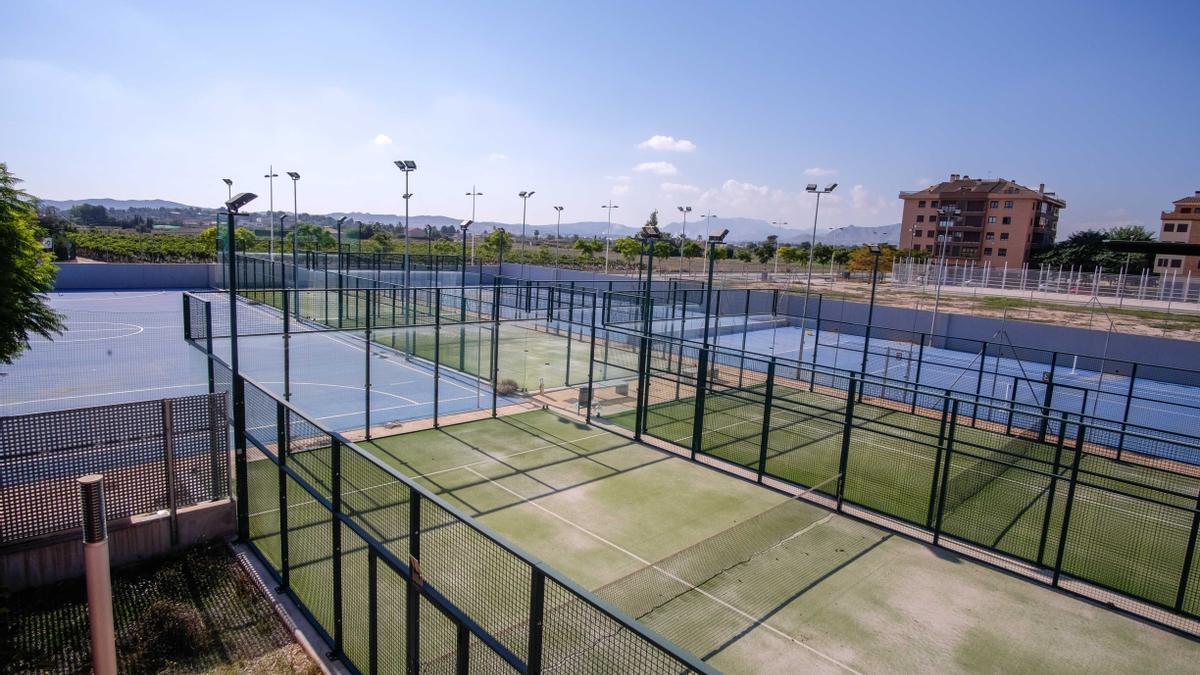 Las pistas deportivas exteriores del complejo Salud y Agua de Novelda.