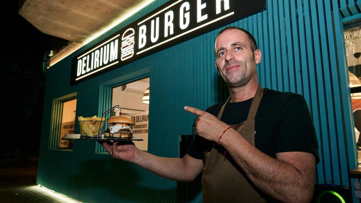 Cuando muchos temen el cierre, hay quien se atreve a abrir desde cero. Juancho Mariño inauguró en mayo ‘Delirium Burguer’ en el parque de Las Malvinas de Cáceres, donde ofrece hamburguesas gourmet. Ya busca locales en Madrid y Sevilla para extender su negocio.