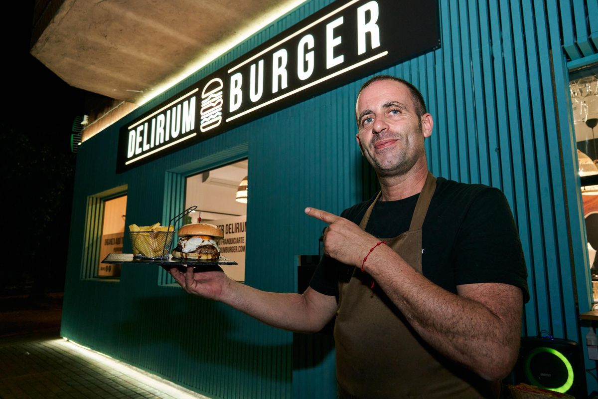 Cuando muchos temen el cierre, hay quien se atreve a abrir desde cero. Juancho Mariño inauguró en mayo ‘Delirium Burguer’ en el parque de Las Malvinas de Cáceres, donde ofrece hamburguesas gourmet. Ya busca locales en Madrid y Sevilla para extender su negocio.