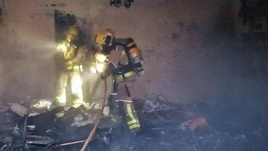 Els Bombers treballant en l&#039;incendi de la casa de Sils