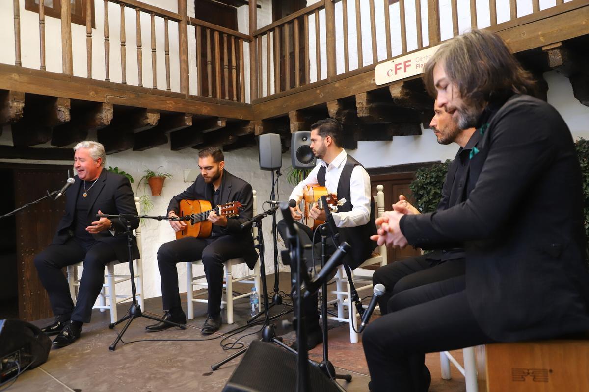 El guitarrista Javier Muñoz 'El Tomate' durante una actuación en la Posada del Potro de Córdoba, en una imagen de archivo.