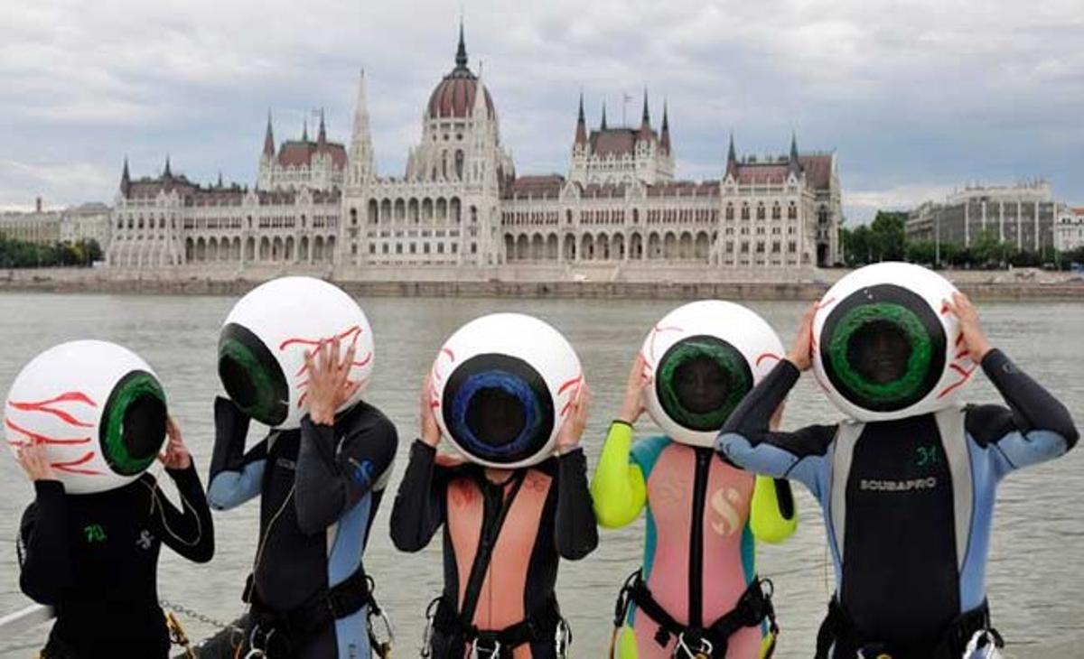 Un grup d’activistes de Greenpeace disfressats de refugiats pel canvi climàtic al riu Danubi, al davant de l’edifici del Parlament de Budapest, Hongria.