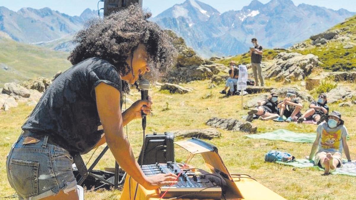 La artista francesa Mounqup en su actuación del pasado verano en el Pirineo oscense, en el marco del Sonna Huesca.