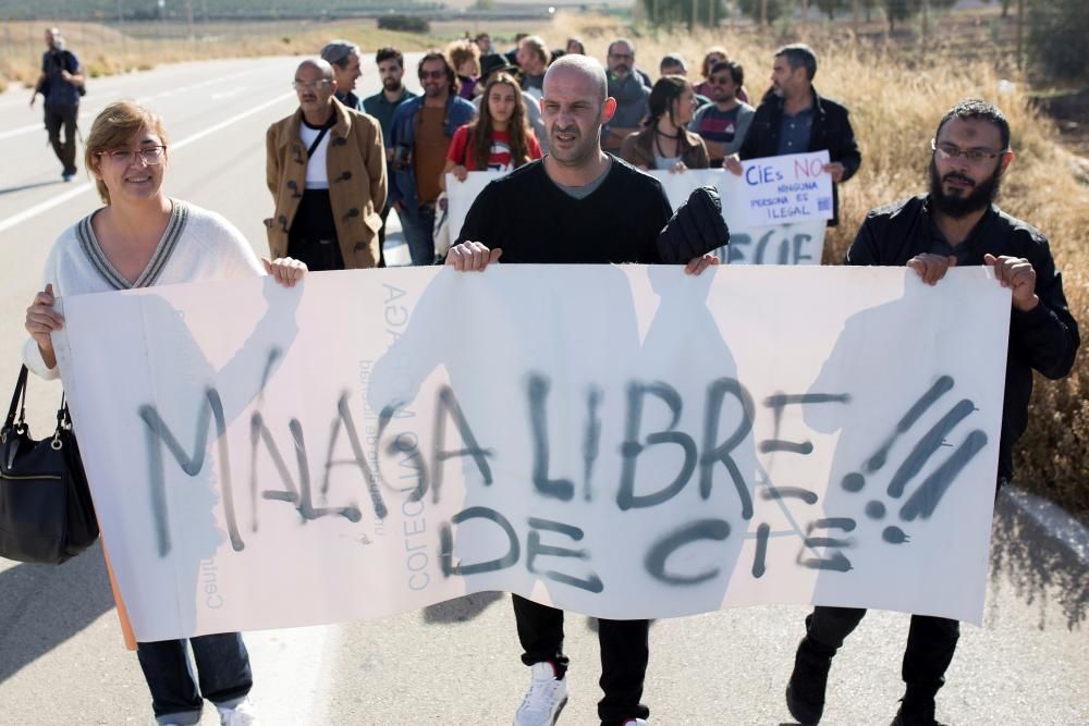 Familiares de los internos en Archidona, junto a la cárcel