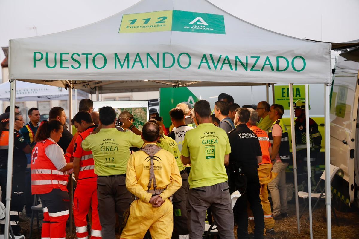 El Infoca lucha en Córdoba contra un incendio forestal en Cerro Muriano tras arder un camión de paja