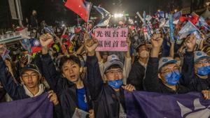 Partidarios del partido nacionalista Kuomintang celebran los resultados electorales en Taipei.