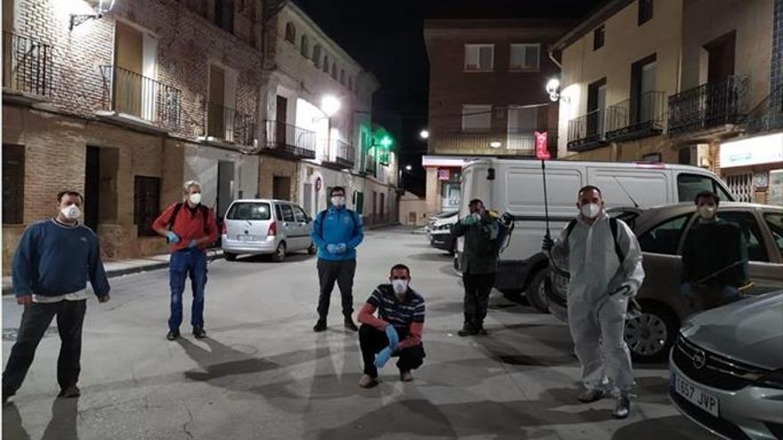 Voluntarios de Muel desinfectan las calles de la localidad