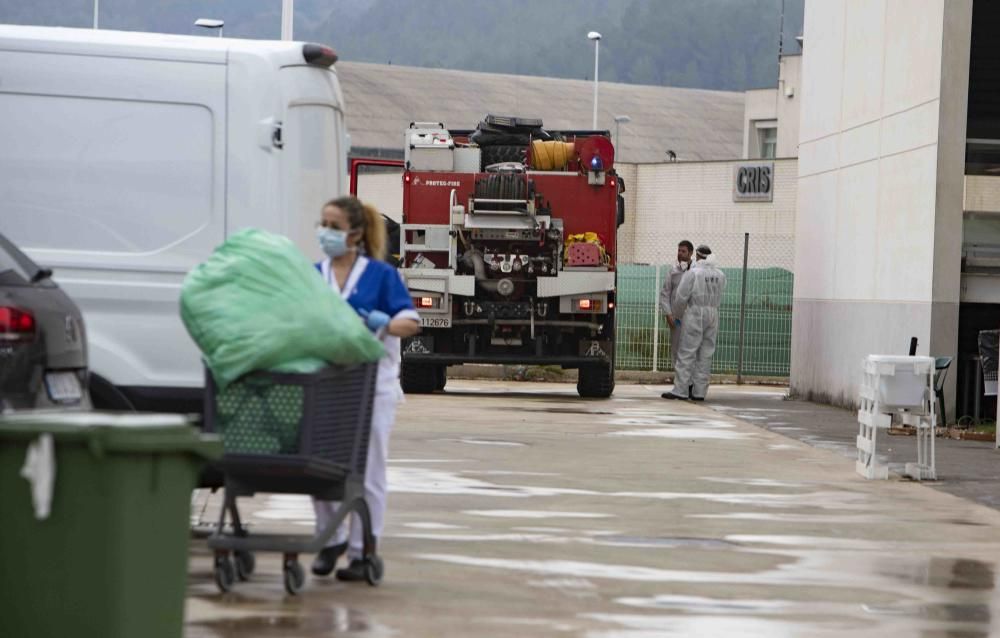 La Unidad Militar de Emergencia (UME) ha hecho parada hoy en Xàtiva para limpiar y desinfectar las zonas especialmente sensibles