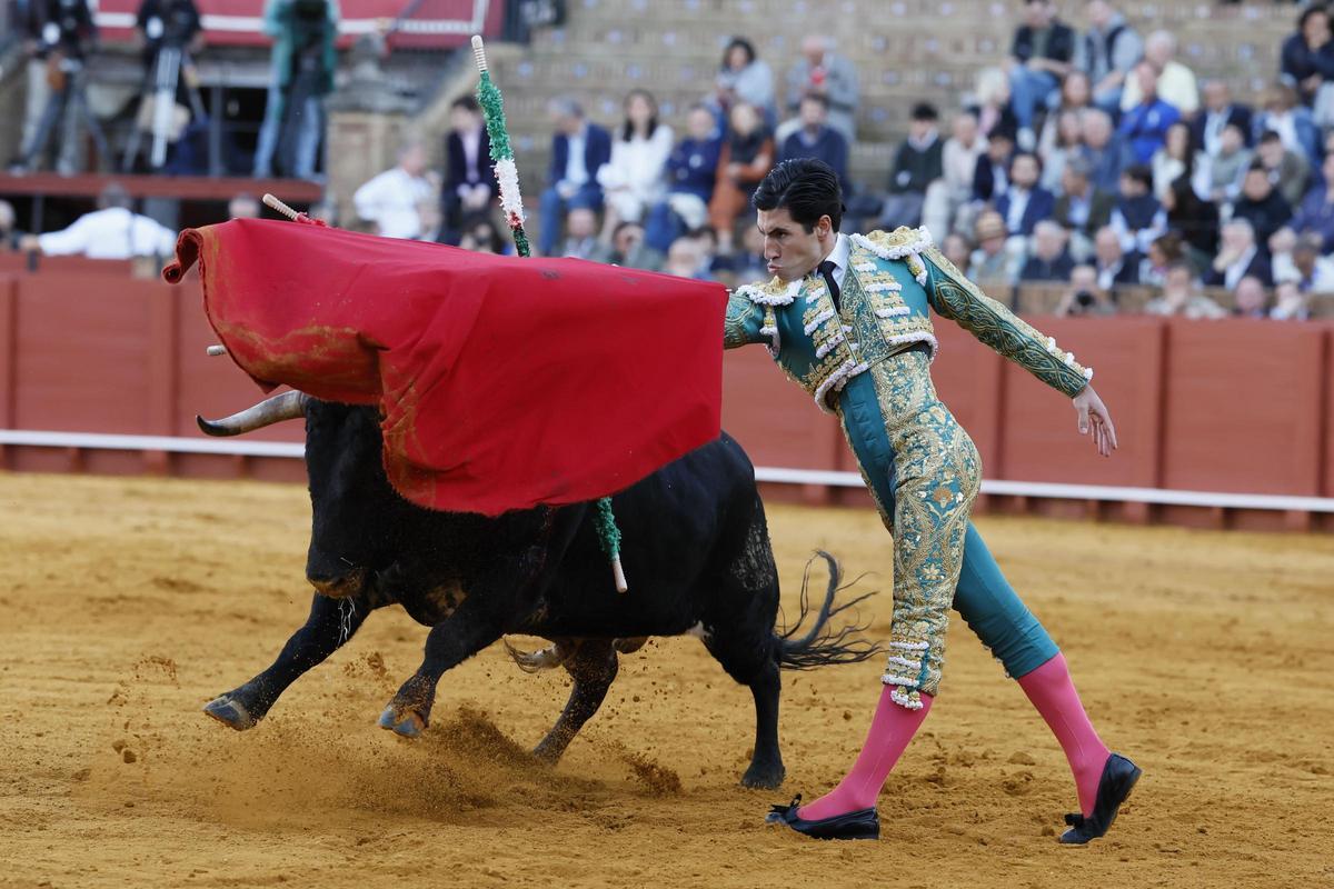 Álvaro Lorenzo da un pase de pecho a su segundo.
