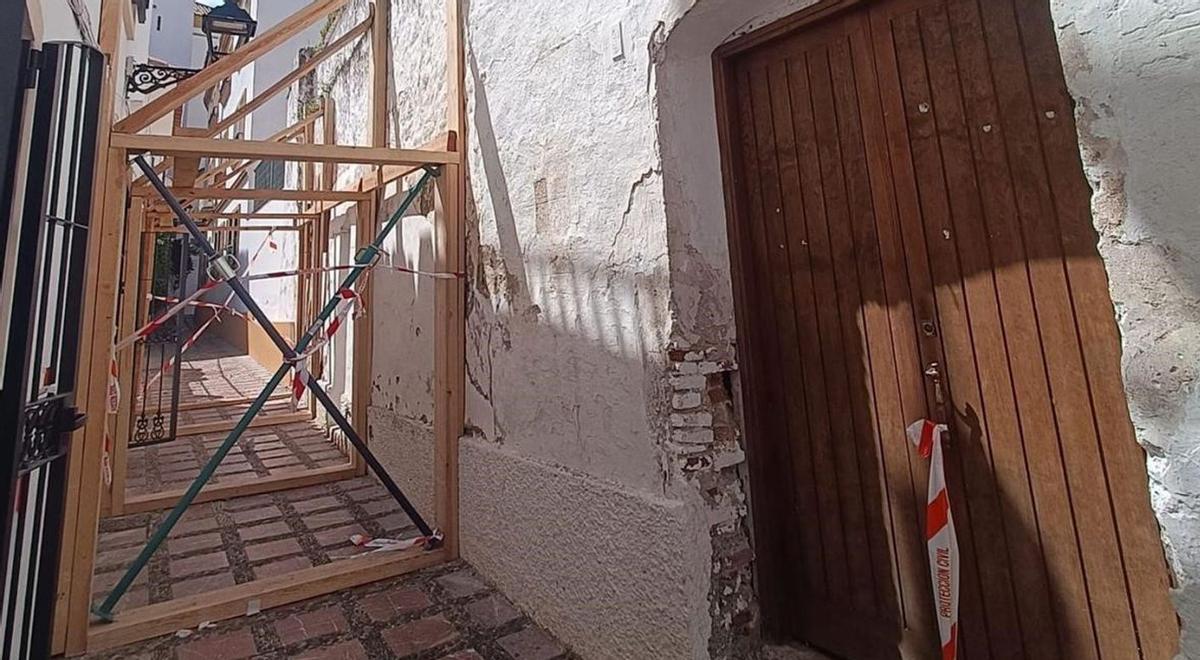 Parte de los muros del convento de La Trinidad apuntalados con maderos para evitar su derrumbe