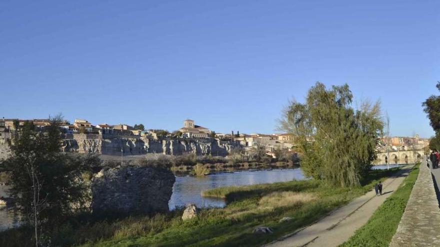 Vista general del paseo del río.